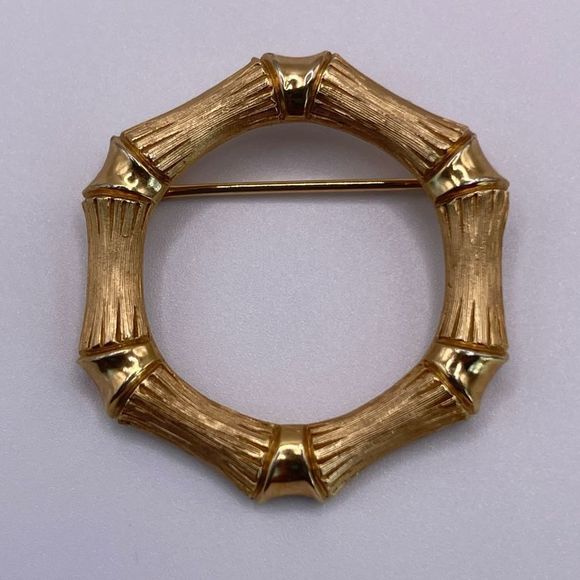 Avon Vintage 1972 Bamboo Magic Pin Brooch book piece gold tone - Picture 1 of 4